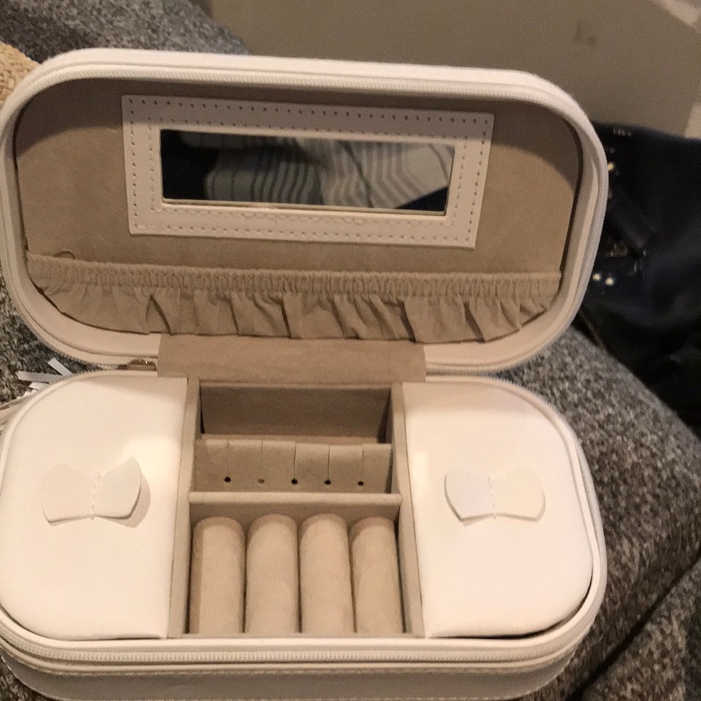 Jewelry case - Picture 2 of 5